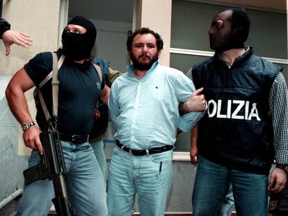 Traslado de Giovanni Brusca a una prisión de máxima seguridad, el 23 de mayo de 1996.