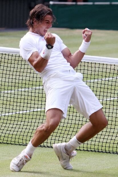 Rafael Nadal celebra su segundo triunfo en Wimbledon, esta vez frente al checo Tomas Berdych.