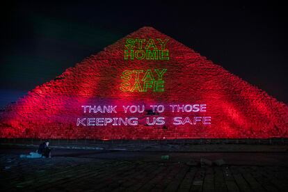 Campaña "Quédate en casa" proyectada el lunes por las autoridades egipcias sobre la pirámide de Keops.