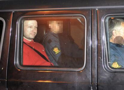 Anders Behring Breivik (de rojo), autor confeso del doble atentado que ha costado al vida a más de 90 personas en Noruega, abandona el juzgado, hoy, en Oslo.