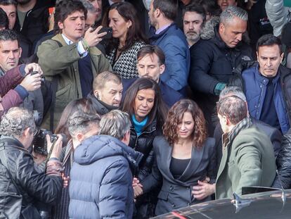 La presidenta de la Comunidad de Madrid, Isabel Díaz Ayuso, rodeada por miembros de su equipo a la salida de un acto en la Complutense en enero de 2023.