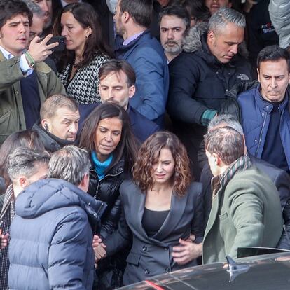 La presidenta de la Comunidad de Madrid, Isabel Díaz Ayuso, rodeada por miembros de su equipo a la salida de un acto en la Complutense en enero de 2023.