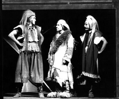 La obra escocesa, impregnada del pensamiento mágico aborigen australiano y llevada al terreno bufo, especialidad de la Footsbarn Travelling Company. Inolvidable, la cómica pantomima del portero del castillo de Inverness, urgido por los aldabonazos de Macduff.