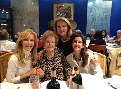 "Tres generaciones de mujeres Lomana" posan en esta fotografía, que ha publicado Carmen Lomana en su prolífica cuenta de Twitter.