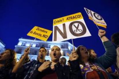 Varias personas durante la manifestación-cacerolada internacional.