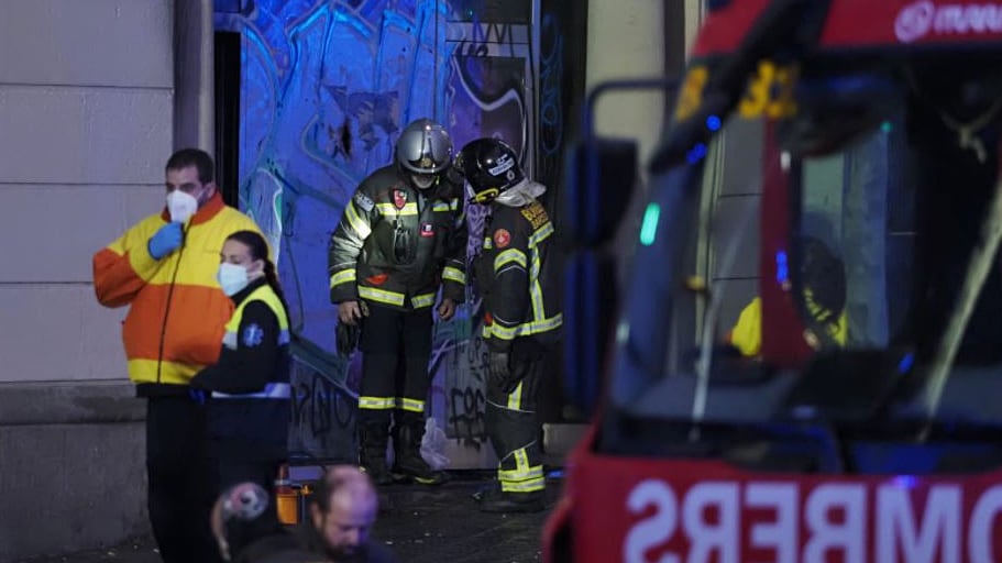 Un incendio afecta dos plantas de la Torre Barcelona en la avenida Diagonal 