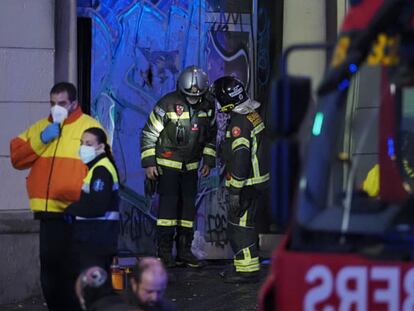 Bomberos de Barcelona durante la extinción de un incendio en un local ocupado, en noviembre.