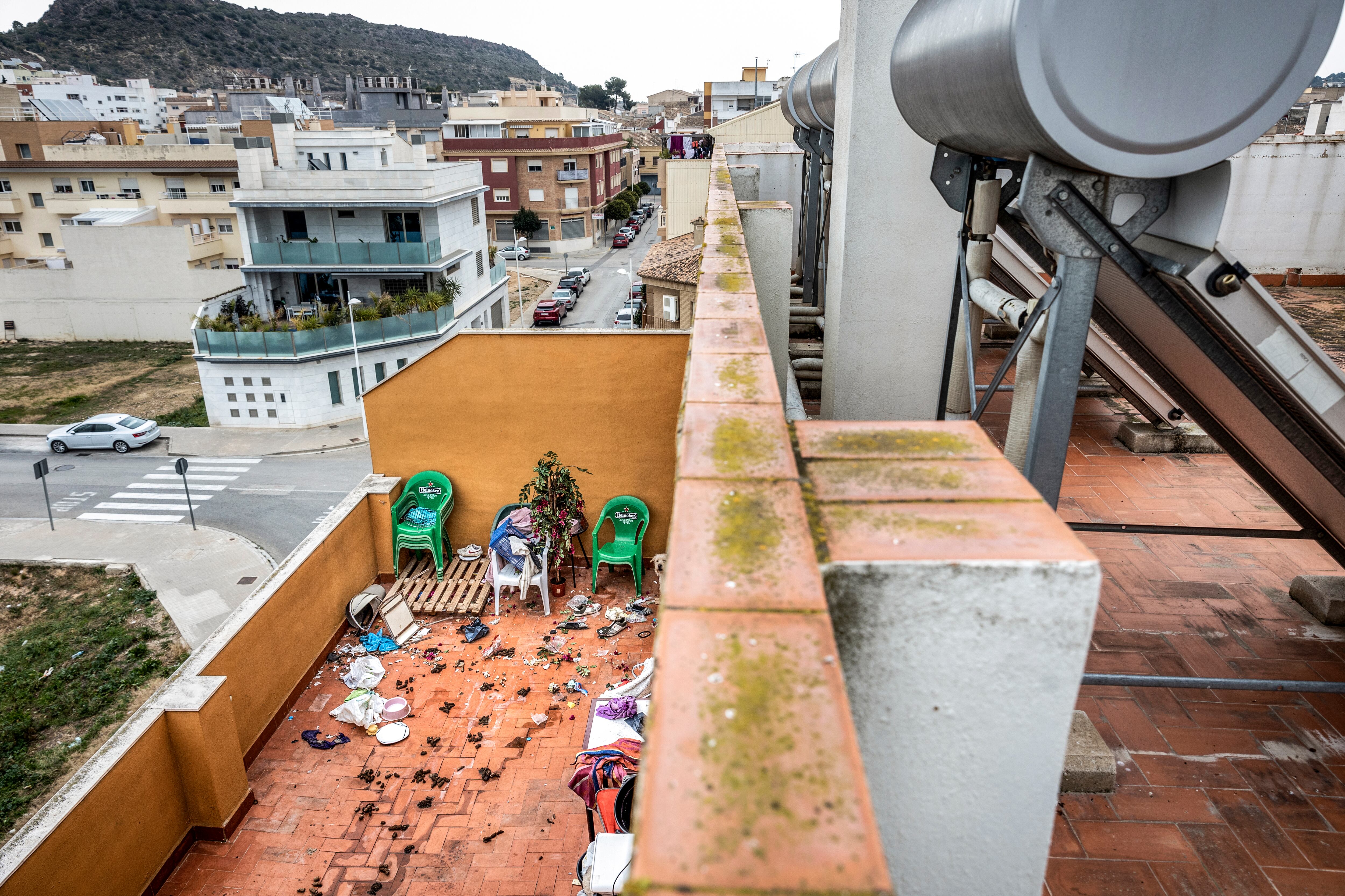 La terraza, llena de suciedad, de uno de los pisos ocupados en esta manzana de bloques situada en la localidad de Montserrat (Valencia). 