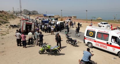 Un grupo de palestinos se reunen en el escenario de un ataque israelí sobre la Ciudad de Gaza, este martes.