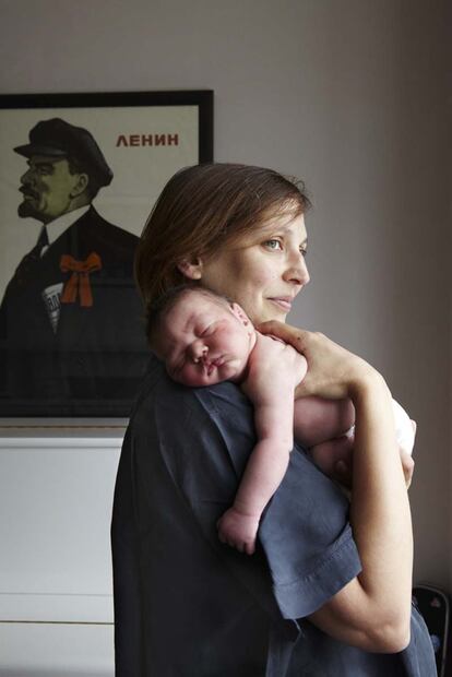 (En la imagen: Joti y Kiran)
	

	Mostrando sus cicatrices, semidesnudas o vestidas. Las madres de Lewis sostienen a sus bebés, recién llegados al mundo, con una fuerza y orgullo vital que traspasa la imagen. Momentos clave tras nueve meses de espera (y de incógnitas).