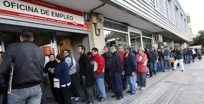 Fila em uma agência de empregos em Madri, em uma imagem de arquivo.