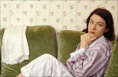 Donna Tartt, en pijama en una foto promocional en 1993.