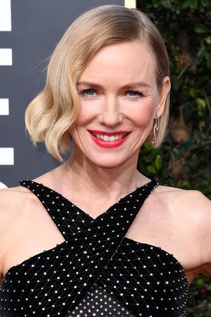 Detalle del favorecedor look de belleza de Naomi Watts.