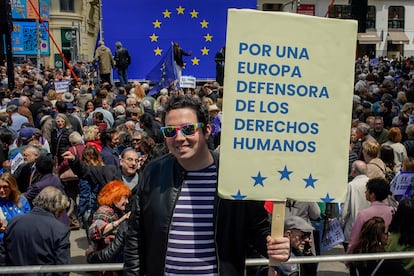 "Por una Europa defensora de los derechos humanos" es el lema de un manifestante.