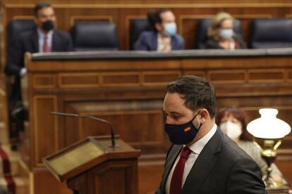 El presidente de VOX, Santiago Abascal (en primer término), se dirige a intervenir durante el pleno en el que se debate la moción de censura planteada por el partido. Al fondo, de izquierda a derecha, Pedro Sánchez, presidente del Gobierno; Pablo Iglesias, vicepresidente segundo y ministro de Derechos Sociales y Agenda 2030, y Nadia Calviño, vicepresidenta tercera y ministra de Asuntos Económicos.