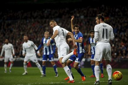 Benzema marca el primer gol del Madrid al Deportivo. El francés deja en la red un disparo desviado de Ramos en un córner.
