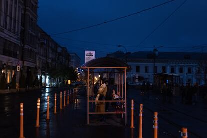 Una mujer esperaba un tranvía el domingo en el barrio de Podil, en el centro de Kiev, mientras continúan los apagones en varias ciudades de Ucrania.