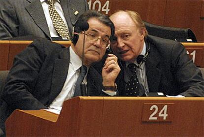 Neil Kinnock, a la derecha, charla con el presidente de la Comisión Europea, Romano Prodi, en febrero de 2001.