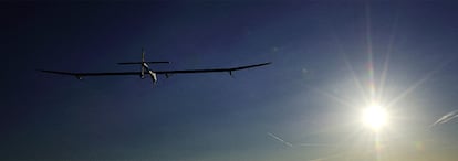El <i>Solar Impulse</i> vuela hacia la conquista de la noche.