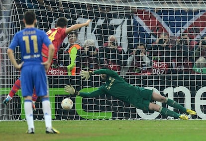 El jugador del Setaua Raul Rusescu marca el gol de la victoria de su equipo en la portería del Cech.