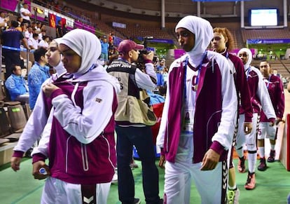 Las jugadoras qatarís se marchan del estadio en el que tenián previsto disputar un partido ante Mongolia en los Juegos Asiáticos.