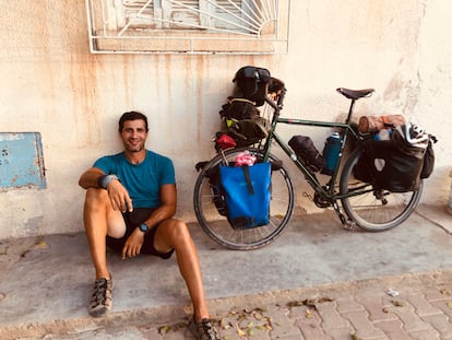 José Javier Ayllón posa junto a su bici durante uno de sus viajes.