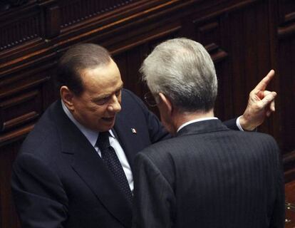 Silvio Berlusconi (i) habla con el primer ministro Mario Monti (de espaldas) el pasado 18 de noviembre.