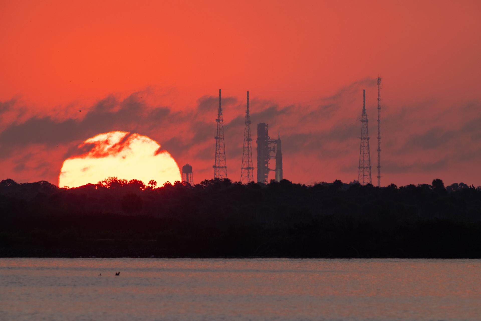 El cohete SLS en la plataforma de despegue del Centro Espacial Kennedy de la NASA, en Florida, Estados Unidos.