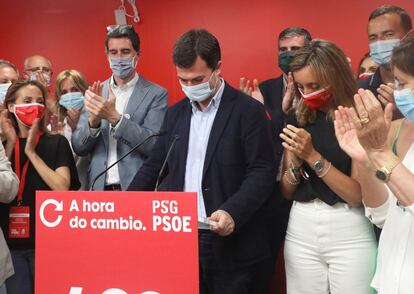 El secretario general y candidato del PSdG a la Xunta de Galicia, Gonzalo Caballero, valora los resultados de su partido tras conocer los resultados, esta noche en Santiago de Compostela. EFE/Xoán Rey