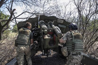 Ukrainian artillerymen at the front line in Kherson. 