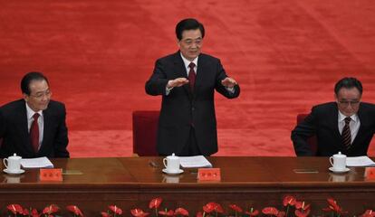 Desde la izquierda, Wen Jiabao (primer ministro), Hu Jintao (presidente) y Wu Bangguo (presidente del Parlamento), en Pek&iacute;n.