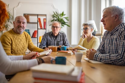 Las reuniones del club de lectura se convierten en el motor de las vidas de muchas personas para combatir la soledad no deseada. También son la herramienta perfecta para fomentar la pertenencia a través de la lectura.