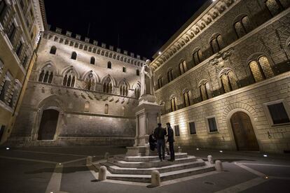 El monumento a Sallustio Bandini delante de la sede del banco italiano Monte dei Paschi en Siena.