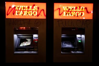 Una cajero automático del banco Wells Fargo vandalizado por los manifestantes durante una protesta en Berkeley.