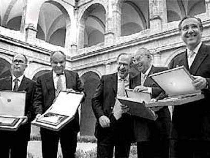 El consejero Carlos González Cepeda (en el centro), junto a los demás galardonados.