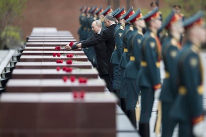 Vladimir Putin e o presidente da Moldova, Igor Dodon (à dir.), depositam flores no Túmulo do Soldado Desconhecido, perto do muro do Kremlin, dedicado aos soldados soviéticos que morreram na guerra.