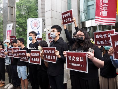 Representantes de la sociedad civil en Taipéi se manifiestan contra la ley china de Seguridad Nacional para Hong Kong.