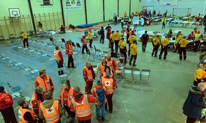 Los servicios de emergencia en Hustadvika, Noruega, listos para recibir a los pasajeros del crucero.