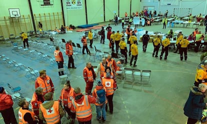 Los servicios de emergencia en Hustadvika, Noruega, listos para recibir a los pasajeros del crucero.