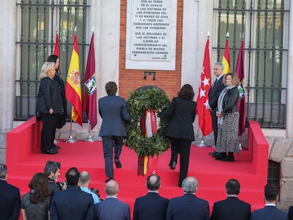 Ayuso y Almeida, portando la corona de flores en el homenaje a las víctimas del 11M.