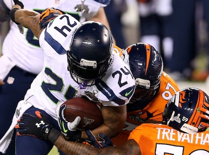 Marshawn Lynch, de Seattle, aplacado pela defesa de Denver