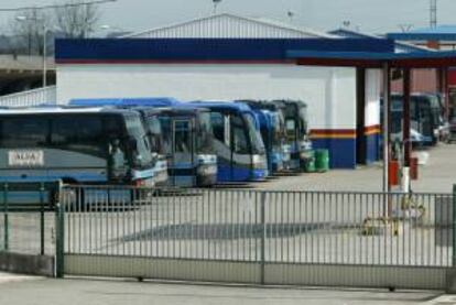 Cocheras de la empresa de transporte por carretera Alsa en el polígono del Espiritu Santa de Oviedo. EFE/Archivo