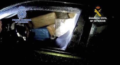 Uno de los coches intervenidos en la operación 'Bamby-Aerogenerador', cargado con fardos de hachís.