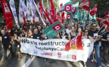 Manifestación de empleados de Catalunya Banchan el pasado 5 de septiembre por el centro de Barcelona para protestar contra el ERE en esta entidad. EFE/Archivo