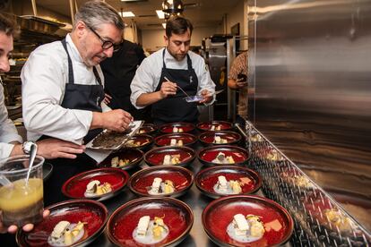 Joan Roca prepara uno de los platos de la cena de bienvenida de The World 50 Best Restaurants, en Las Vegas. Imagen proporcionada por la organización.