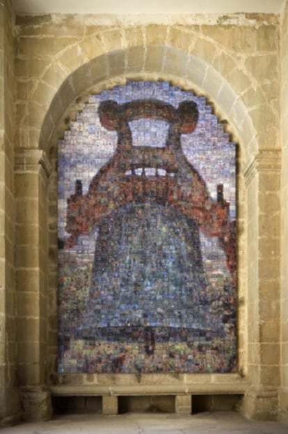 ‘La campana de la mora’, obra de Joan Fontcuberta, hecha con fotos de los habitantes de Sajazarra. RAFAEL LAFUENTE