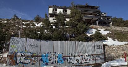 Vista de una de las residencias abandonadas en Navacerrada en 2013.