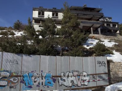 Vista de una de las residencias abandonadas en Navacerrada en 2013.