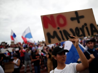 Una manifestante sostiene un letrero con la frase "No + minería", durante una protesta en Ciudad de Panamá, el pasado 25 de octubre.