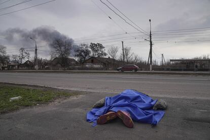 El cuerpo sin vida de una persona yace en una calle de Mariupol, el martes. Tras más de 30 años operando en el país, la cadena estadounidense de hamburgueserías McDonald's ha anunciado este martes el cierre temporal de sus 850 locales en Rusia y la suspensión, también provisional, de todas sus actividades. "No podemos ignorar el innecesario sufrimiento causado a Ucrania", ha explicado la compañía en un comunicado.